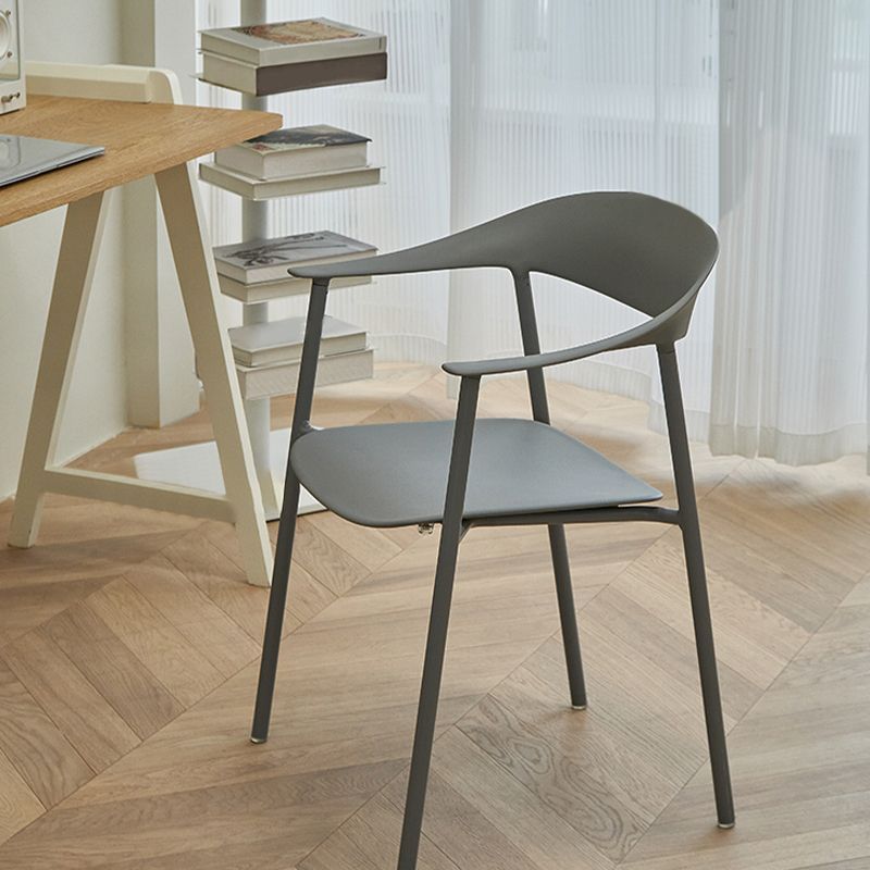 Silla de plástico de silla trasera abierta moderna con base de metal