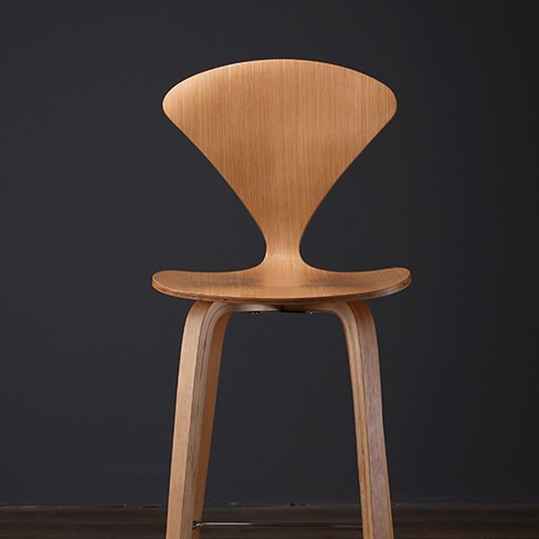 フットレスト付きの現代的な輪郭のある腰部のバースツール