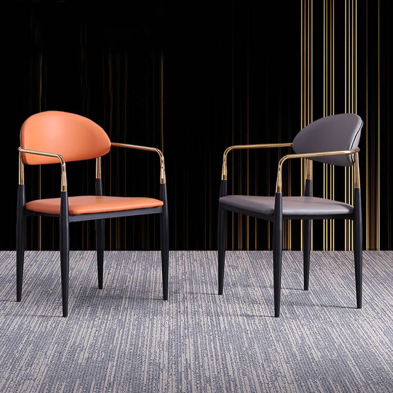 Sedia a braccio glam in pelle sedia da pranzo a base di metallo per sala da pranzo