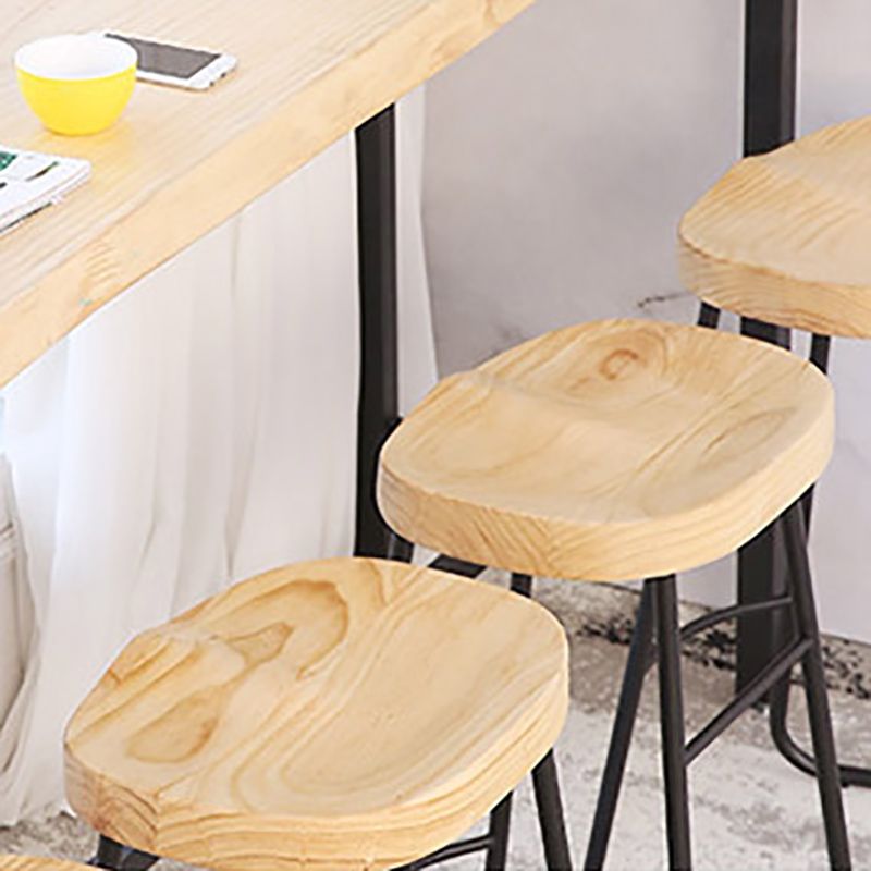 Table de pub de style moderne avec plateau en bois et base noire