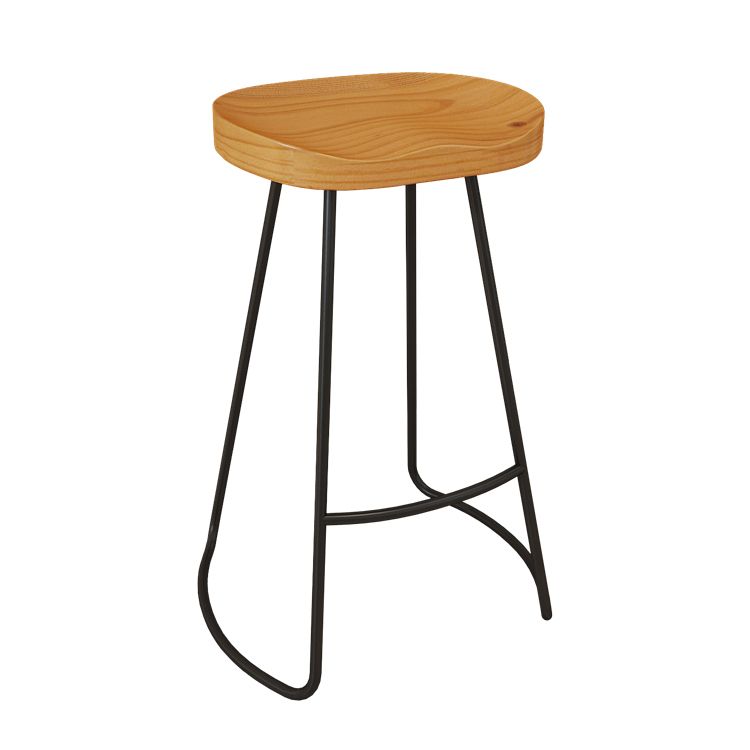 Tabouret de comptoir en bois de style bars de style industriel avec des jambes en métal pour le restaurant
