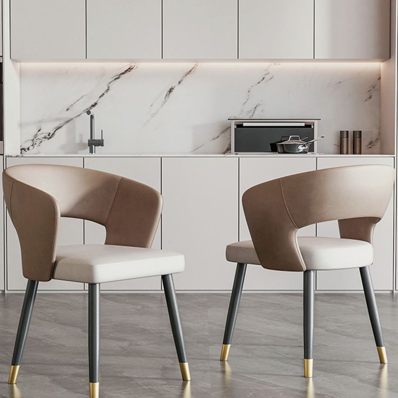 モダンなアームチェアフェイクレザー屋内のダイニングルームチェア