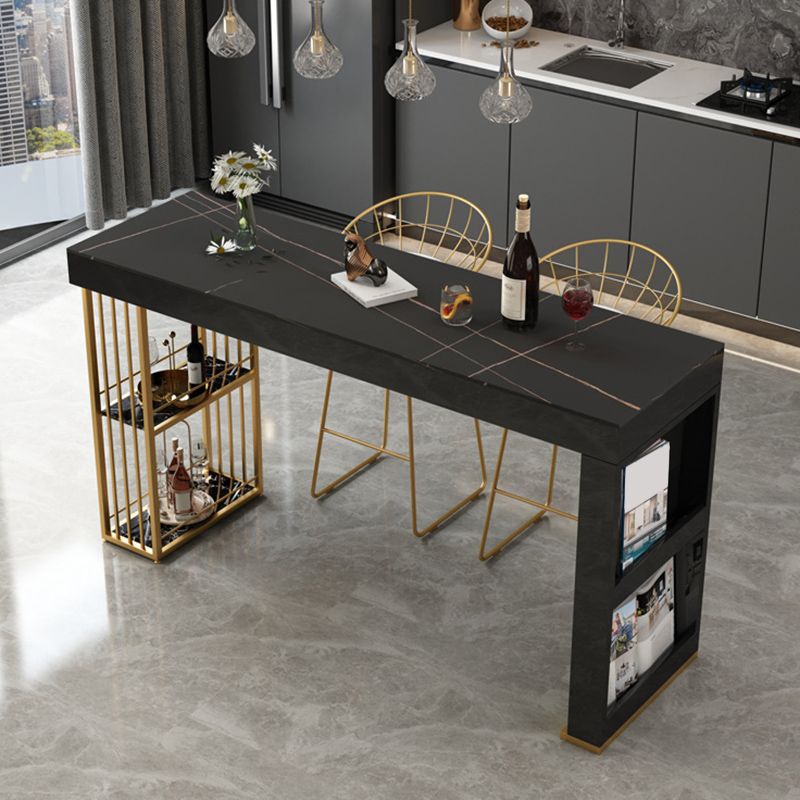 Glamouröser Bistro-Bartisch aus gesintertem Stein, rechteckiger Bartisch mit Metallgestell und Regalen