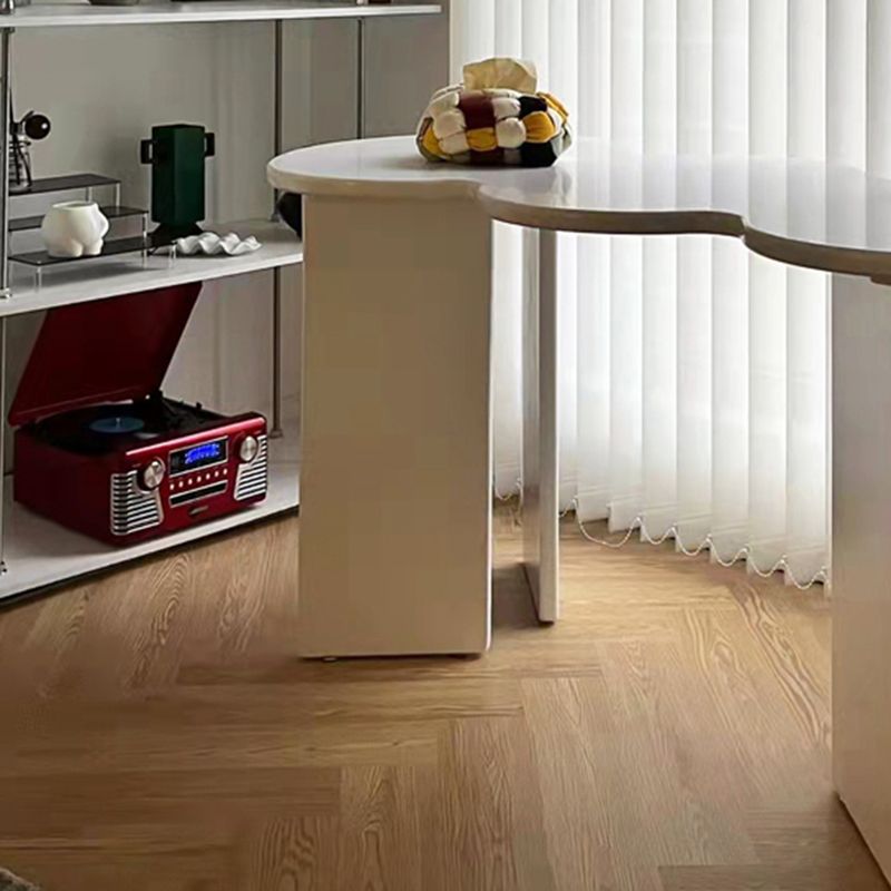 オフィス用の不規則な形の木製オフィスデスクホワイト/ブラック/イエローライティングデスク