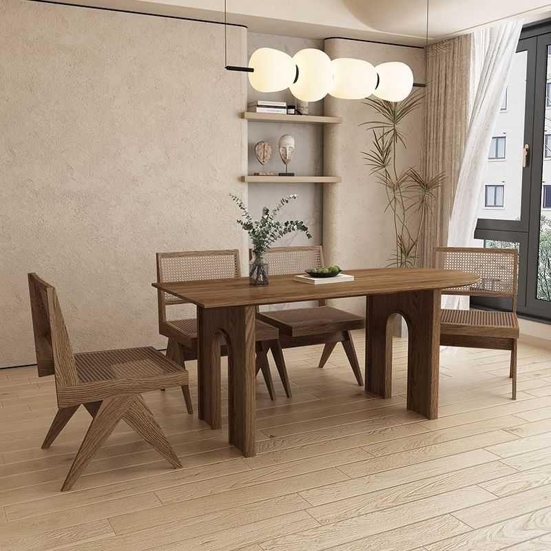 椅子付きの現代的な不規則な形のソリッドウッドダイニングテーブル