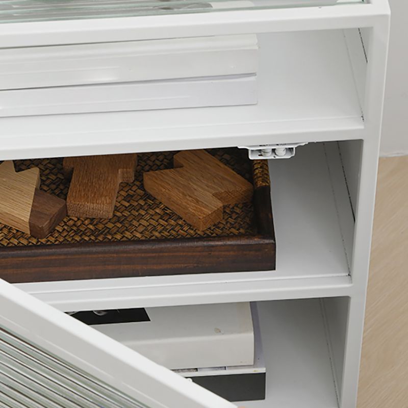 Cama de metal mesita de noche