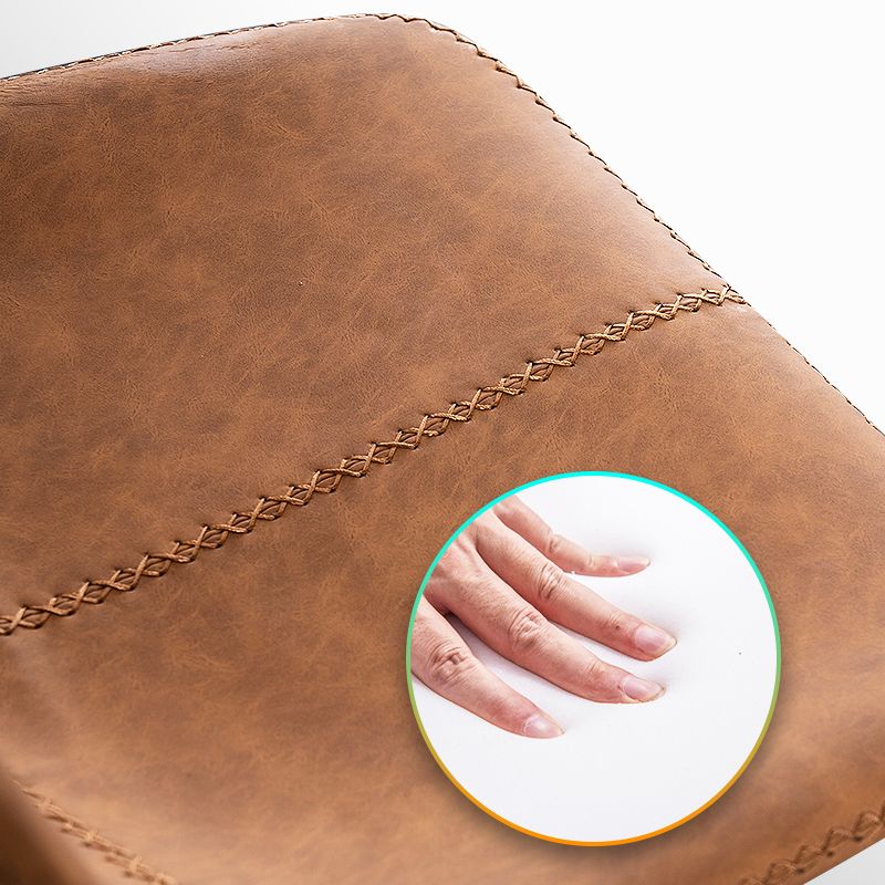 Eigentijdse metalen barkruk lage rug faux lederen barkrukken in matte afwerking thuis