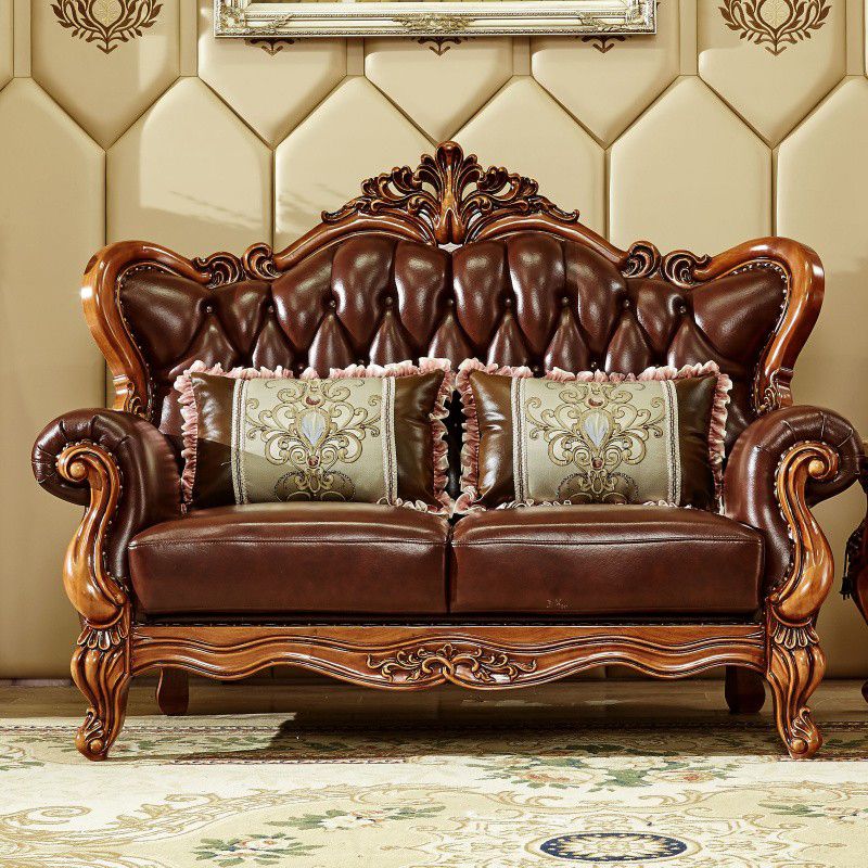 Sofá de brazo acampanado con asiento dividido tradicional con mechones adornados con almohadas en marrón
