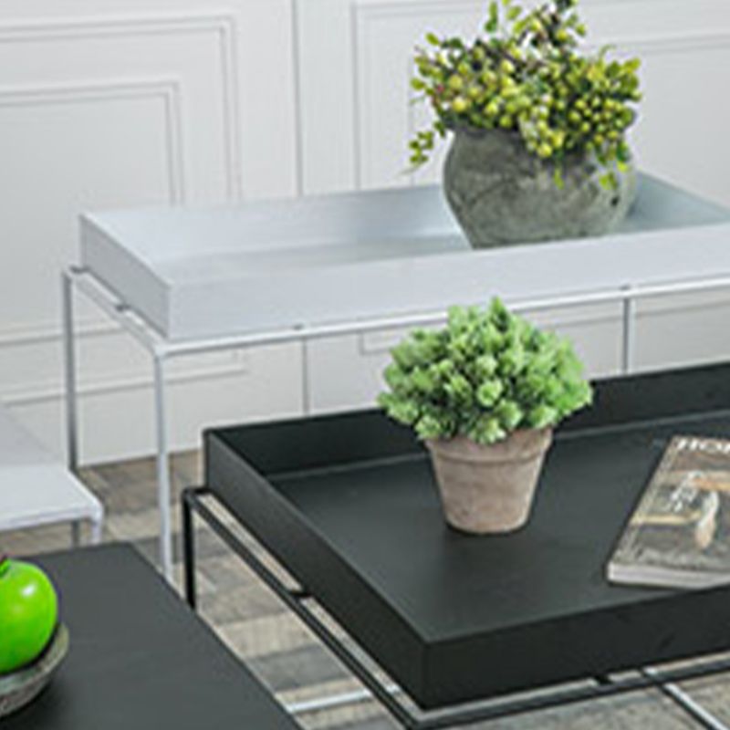 Mesa de metal de la mesa de esquina negra de mediados del siglo