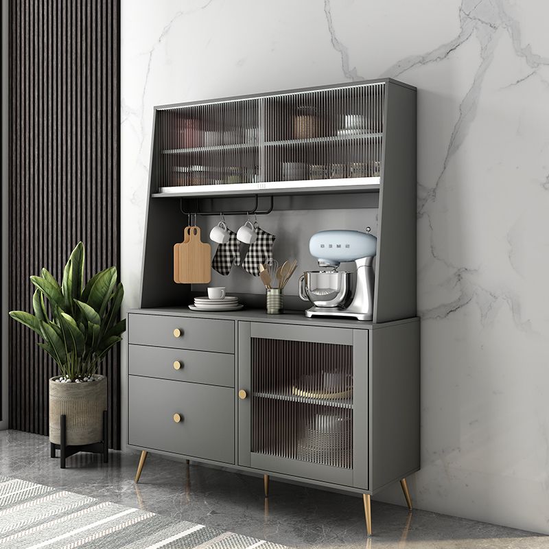 3ドロワーエンジニアリングウッドサイドボードモダンな調整可能な棚のクレデンツァとゴブレットホルダー