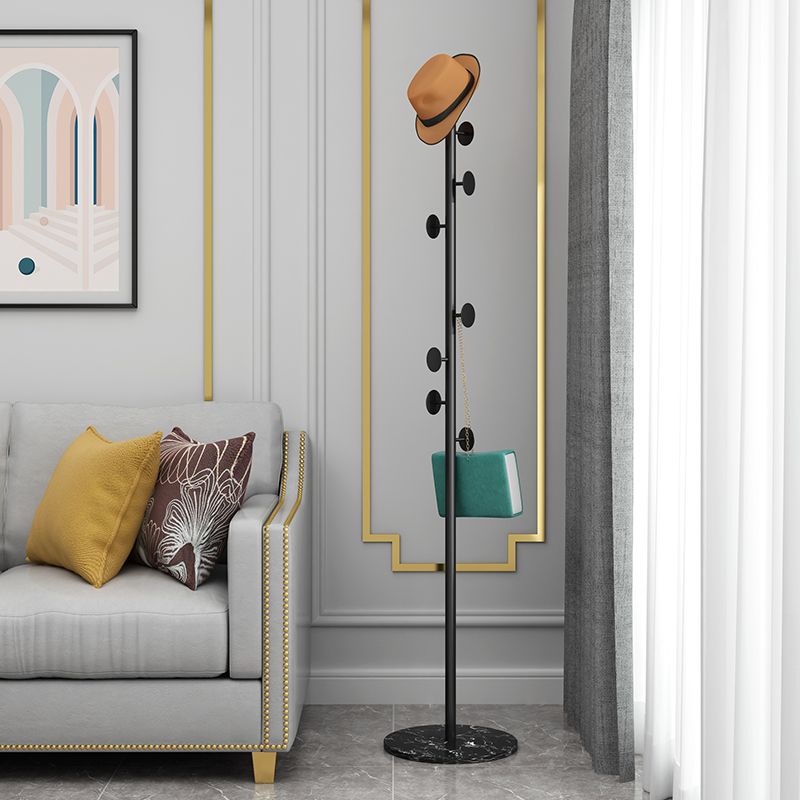 Hermosos ganchos de colgra de abrigo estante de abrigo de metal de pie con fondo de mármol