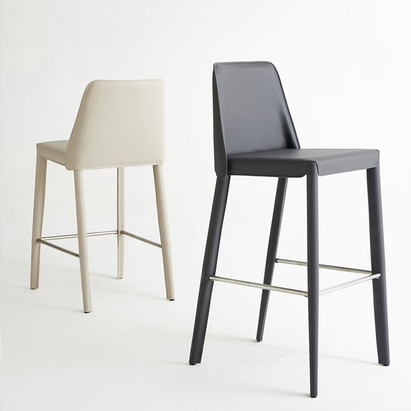 Sgabelli da bar in stile in pelle finta con lo schienale