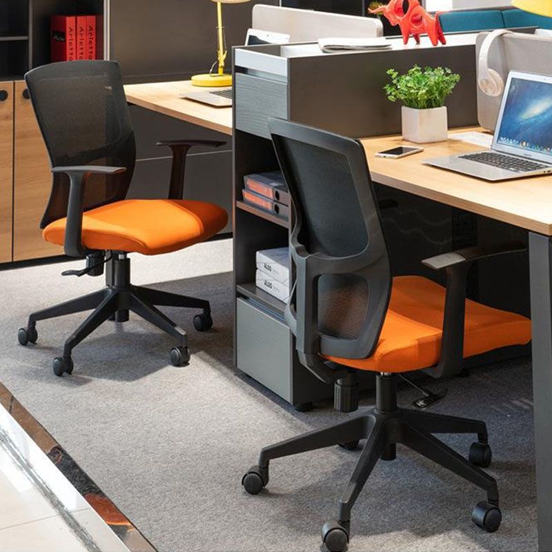 Silla de oficina moderna Armas fijas Tapizadas sin silla de escritorio angustiante con ruedas