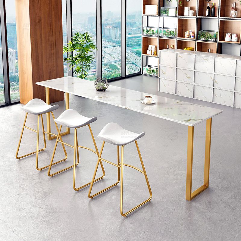Moderne bartafel met faux marmeren blad en pubtafel voor gebruik op het terras
