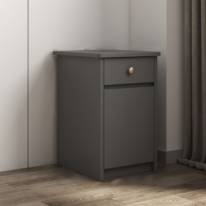 22 "Hモダンなベッドサイドキャビネット模倣ウッド1ドア1ドロワーナイトスタンド