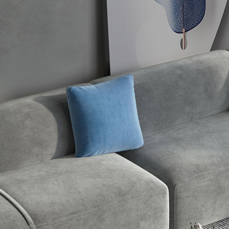 Canapé-gris léger scandinave vers le bas avec des bras et coussins encastrés