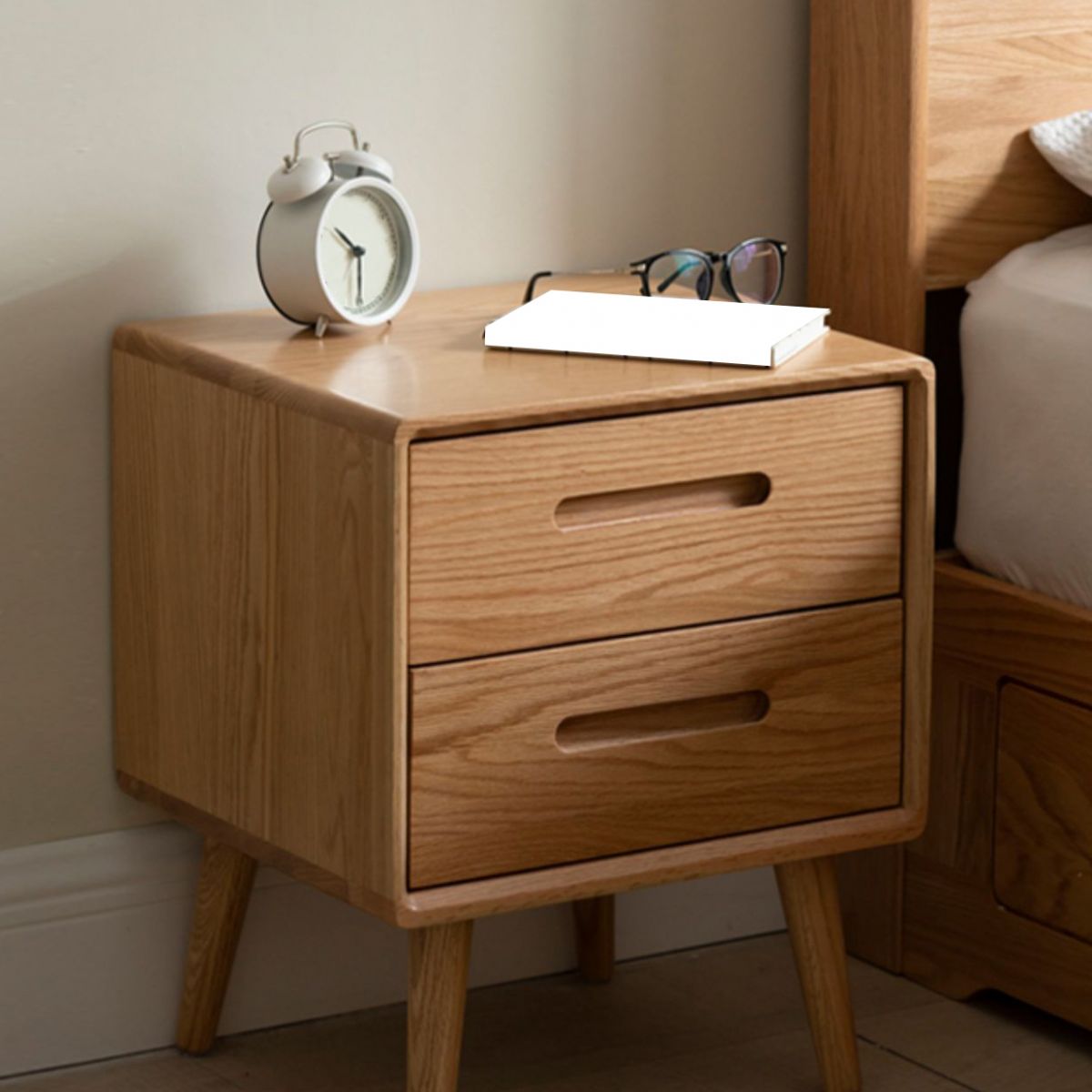 Nightand de table à accent en bois scandinave 20 "de haut avec 2 tiroirs