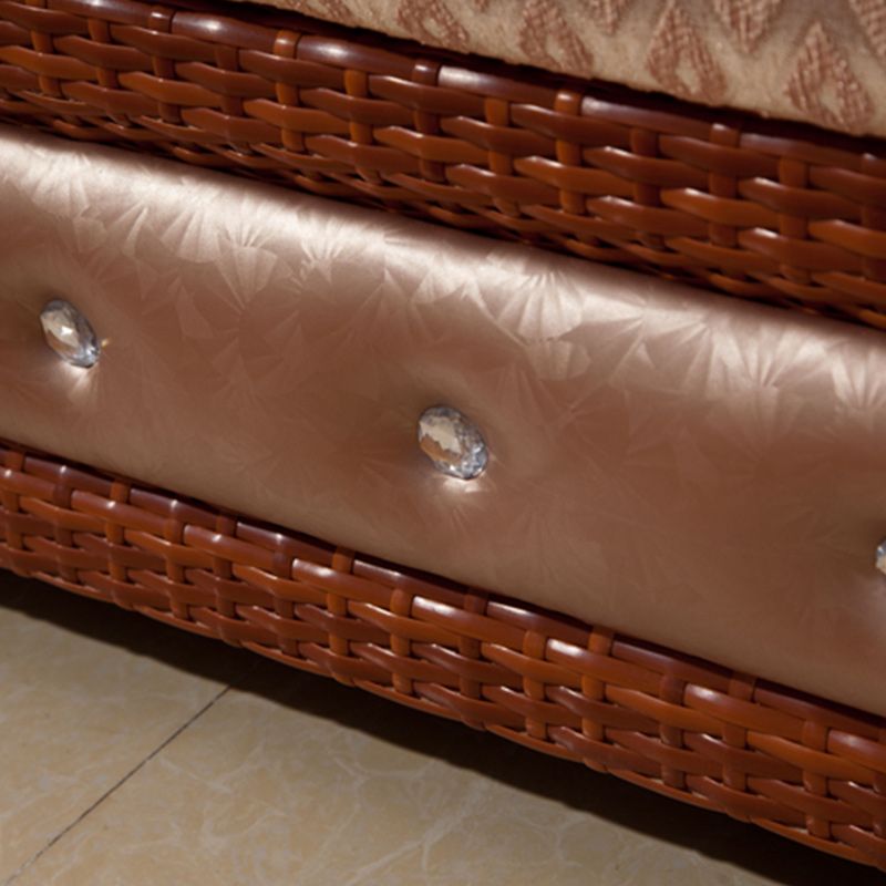 Sofá acento de ratán de estilo tropical y sofá slipbovered con almohadas