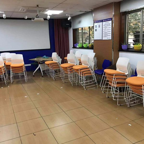 Eigentijdse armloze bureaustoel geen pijnlijke ergonomische stoel