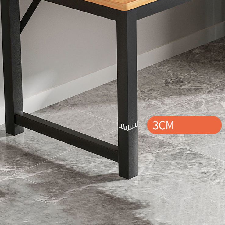 Rechteckig geformte Büroschisch