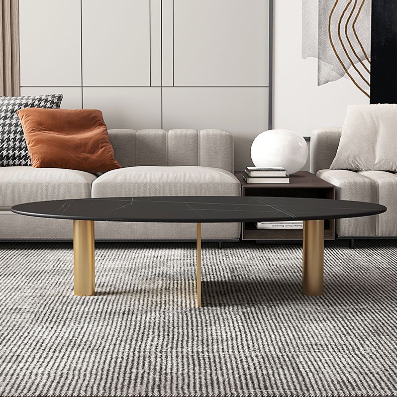 Glamouröser Couchtisch mit ovaler Steinplatte und Cocktailtisch mit 3 Beinen aus Metall
