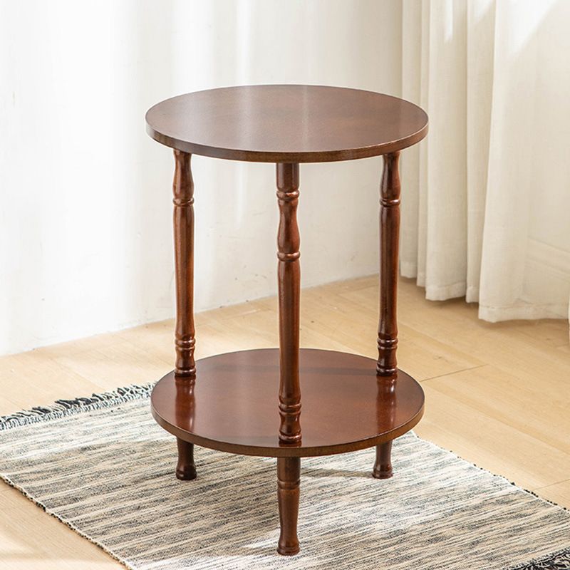 Tradizionale soggiorno a doppio livello con scaffale a 3 gambe tavolino