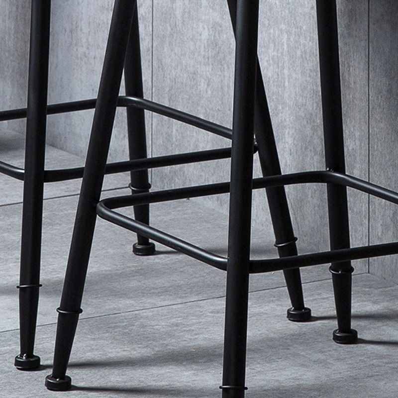 Eigentijdse metalen dineren krukken rond barkrukken met voetsteun