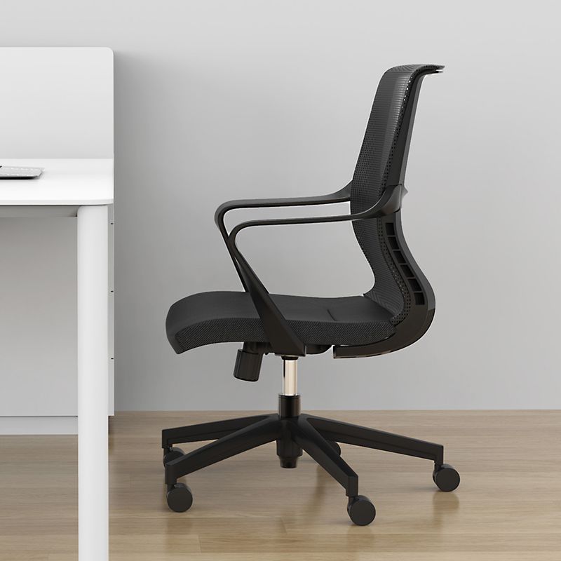 Chaise de bureau de style moderne, bras fixes à dossier moyen, chaise de travail ergonomique en maille