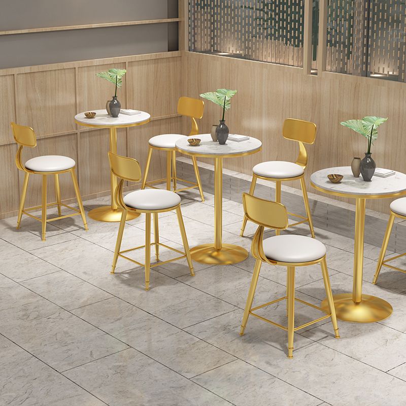Mesa de pub de mármol sintético, mesa de bar de cócteles en blanco glamuroso con pedestal de metal