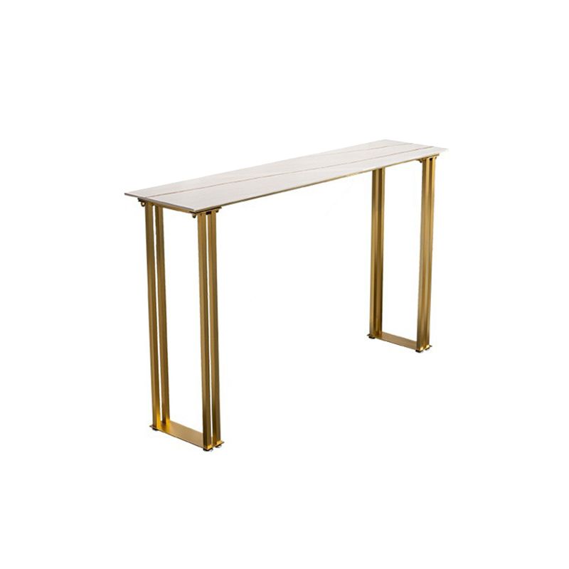 Table de bar industrielle à hauteur de bar avec plateau en pierre et base dorée