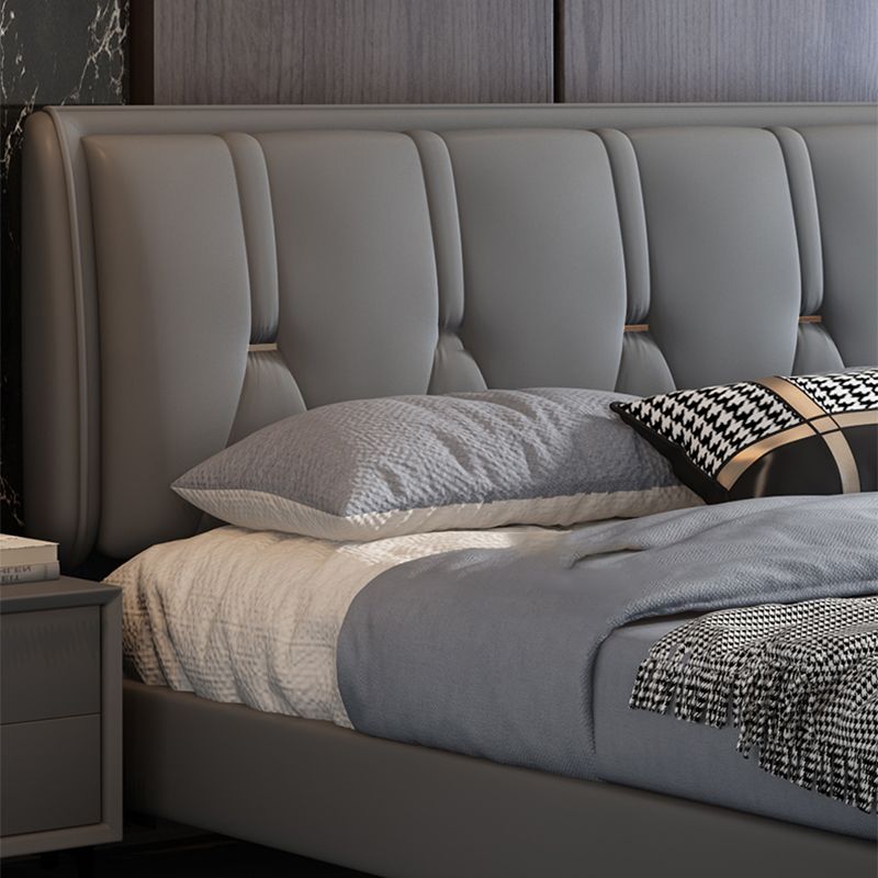 Letto standard grigio contemporaneo con letto trapuntato e gambe