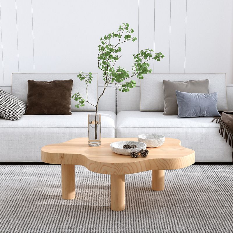 Table basse scandinave de forme libre avec 3 pieds en bois de pin