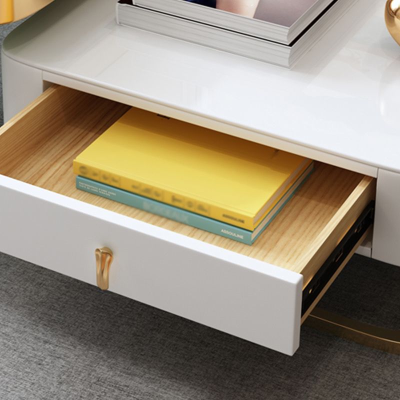 Salontafel met een ingelijste basis en een glazen bovenkant gemaakt van vierkante lei