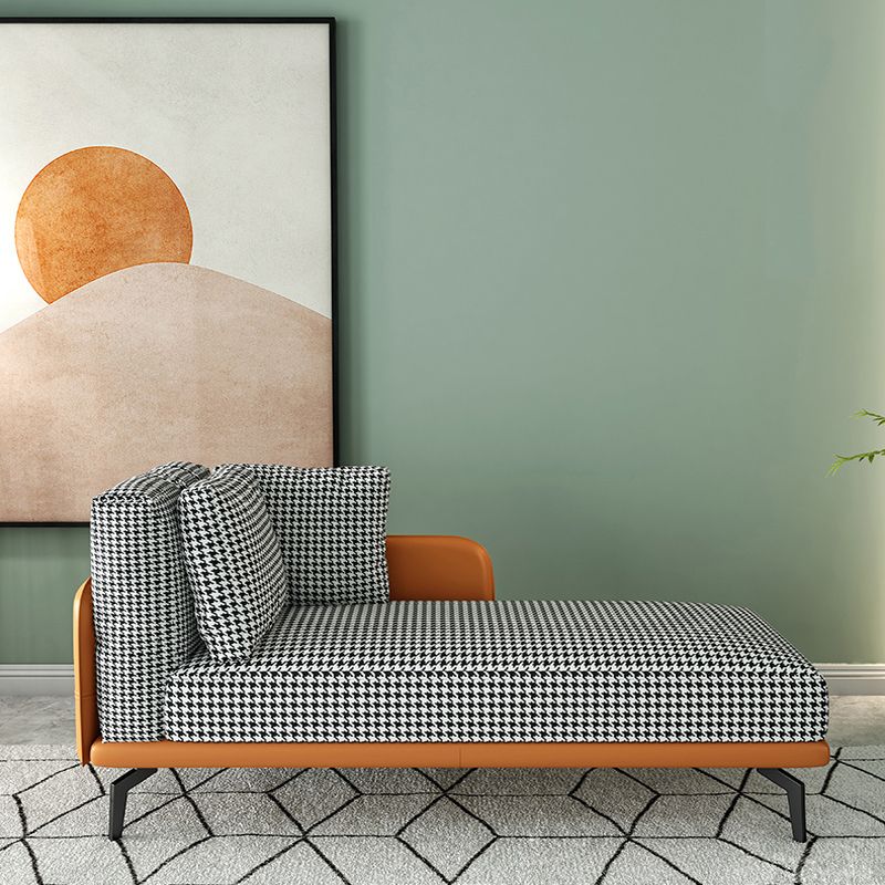 Eigentijdse chaise longue met vierkante armleuningen en accenten van stof