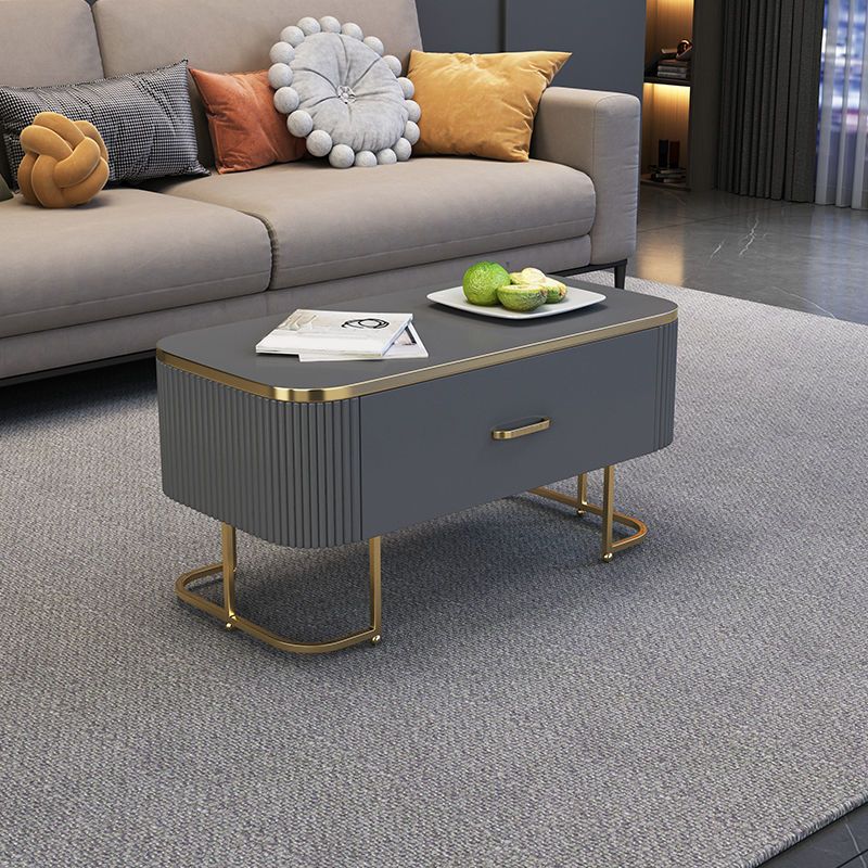 Eigentijdse salontafel met opberglade en gouden framebasis
