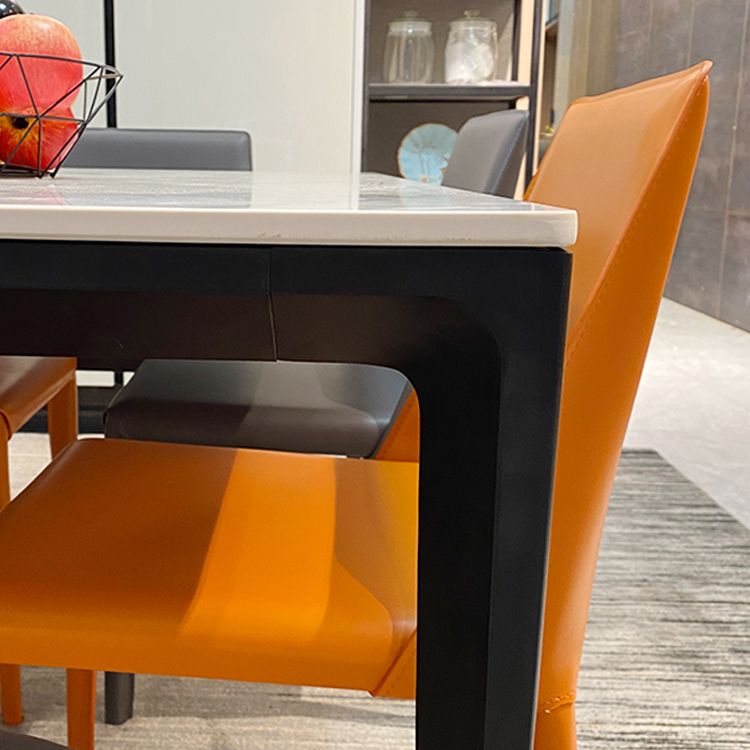 Tavolo da pranzo rettangolare moderno in pietra bianca con 4 gambe in metallo nero