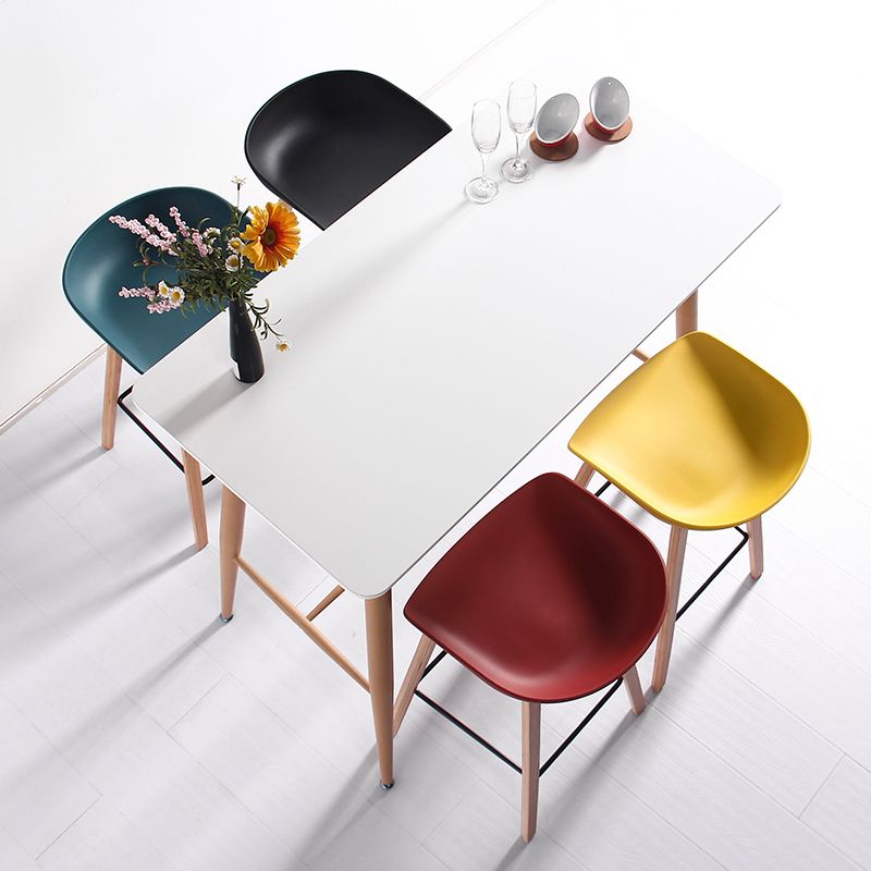 Sgabello da bar in plastica da barre di plastica contemporanea con gambe in legno