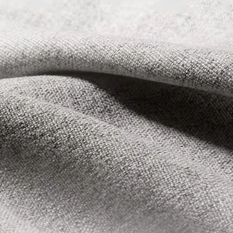 Sleeper de tela moderna en un futón de brazo acampanado gris claro y colchón con almacenamiento