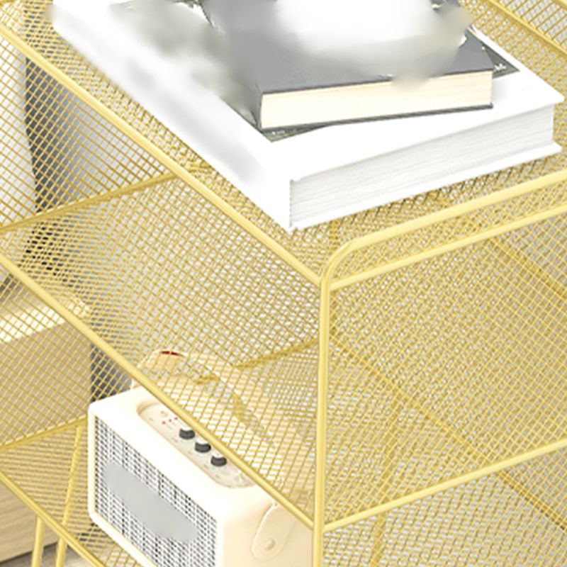 Los estantes de almacenamiento abiertos modernos de metal incluyen mesas de noche de cama con piernas