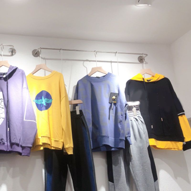 Moderne Kleiderbügelmauer mit Edelstahlbedeckung in Silber montiert