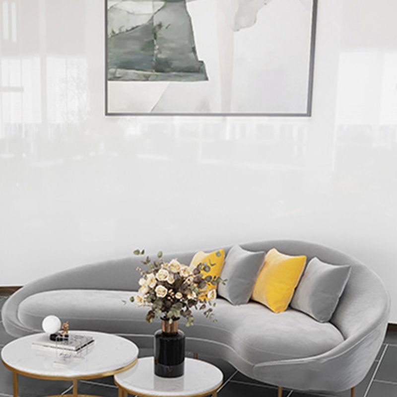 Samt modernes gebogenes Sofa in grauen Sitzgelegenheiten mit abgenähten Arm Arm mit Kissen