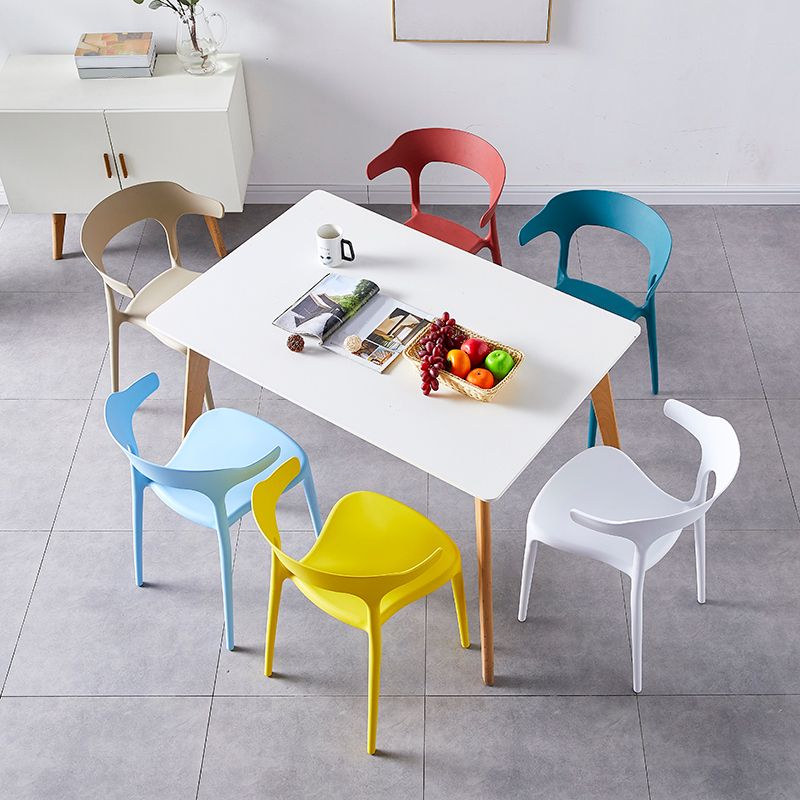 Zeitgenössischer Indoor-Außen-Plastik Open Back Stapel Dining Side Stuhl