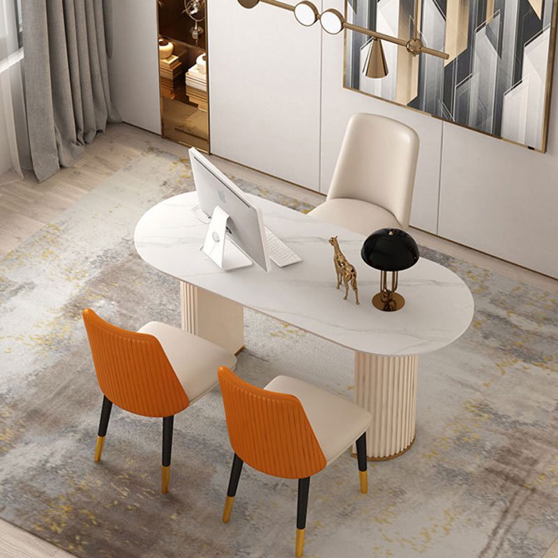 現代のオフィスデスクは、オフィス用の楕円形のラップトップテーブルをミラーリングしています