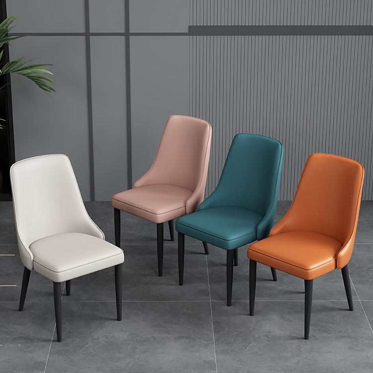 Silla lateral simple moderna silla de comedor de cuero sintética con base de metal para dormitorio