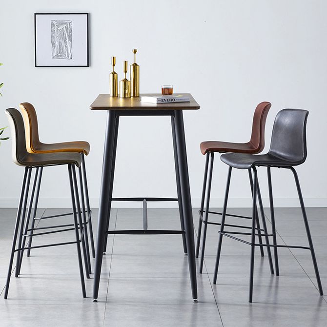 Sgabello da bar in pelle posteriore bassista in stile contemporaneo con gambe metalliche