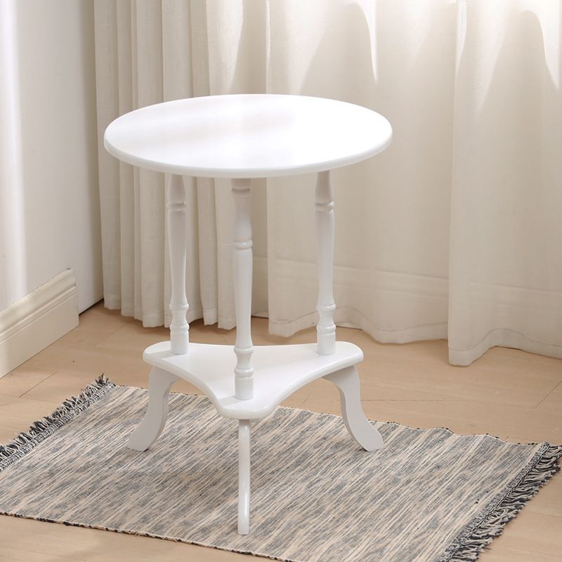 Tradizionale soggiorno a doppio livello con scaffale a 3 gambe tavolino