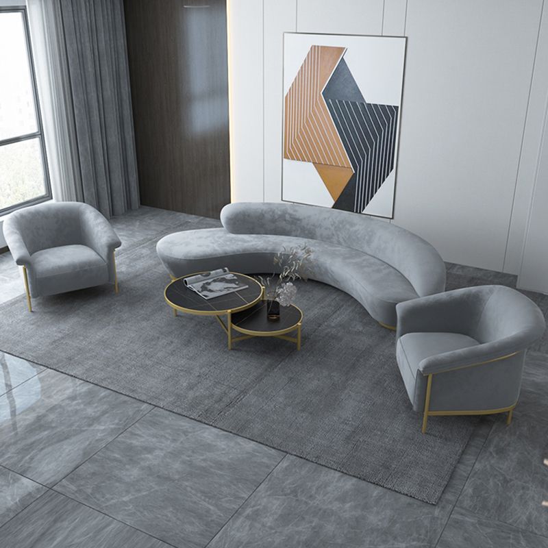 リビングルーム用の腕と黄金の底を備えたモダンな湾曲したソファ