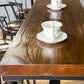 Table à hauteur de bar avec plateau en bois, pieds noirs et base en métal