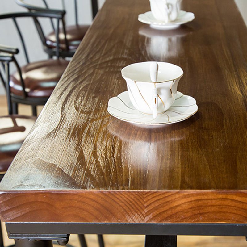 Table à hauteur de bar avec plateau en bois, pieds noirs et base en métal