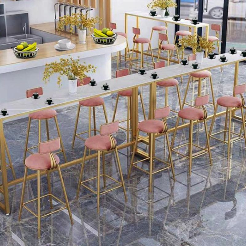 Tableau de bar de style glamour de 42 pouces de hauteur en marbre artificiel et bistrot de base en métal